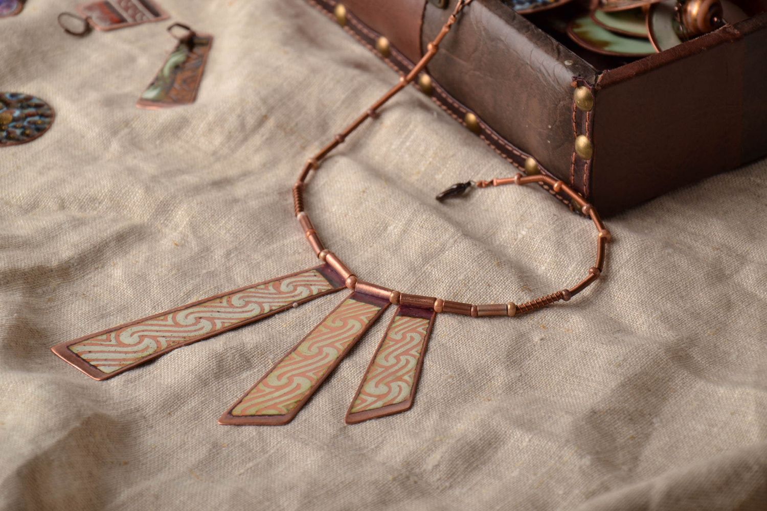 Collar de cobre con forma de corbatón pintado con esmaltes multicolores foto 1