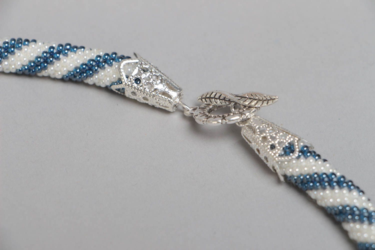 Litze Collier aus Glasperlen weiß blau lang stilvoll schön weiblich Handarbeit foto 4