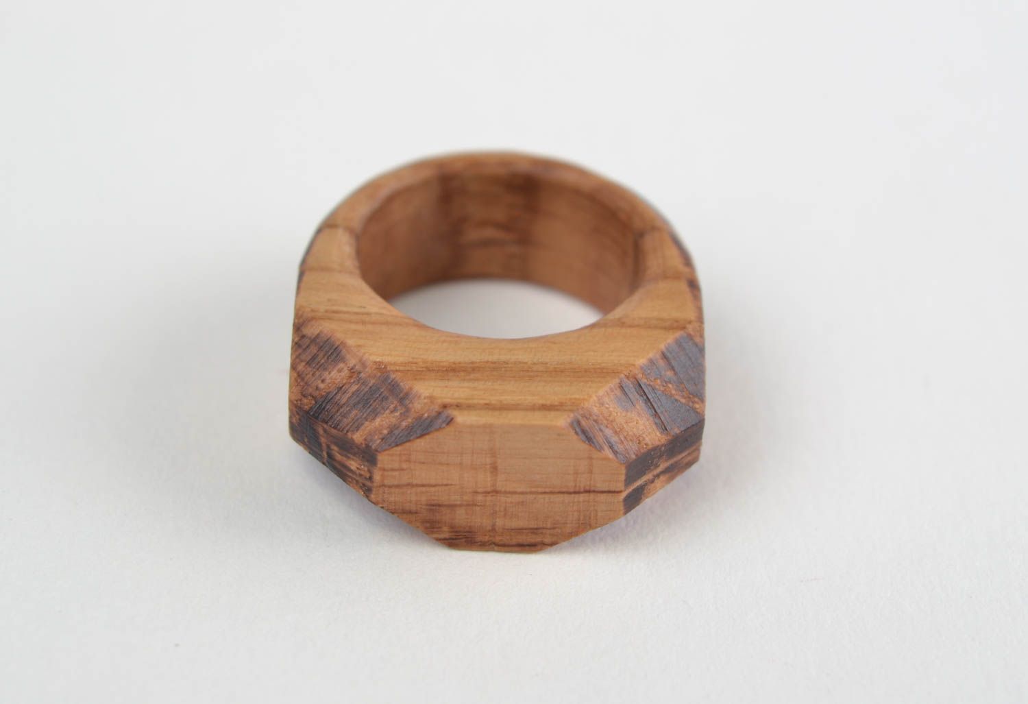 Деревянное резное кольцо стильное необычное для девушек граненное ручная работа фото 3