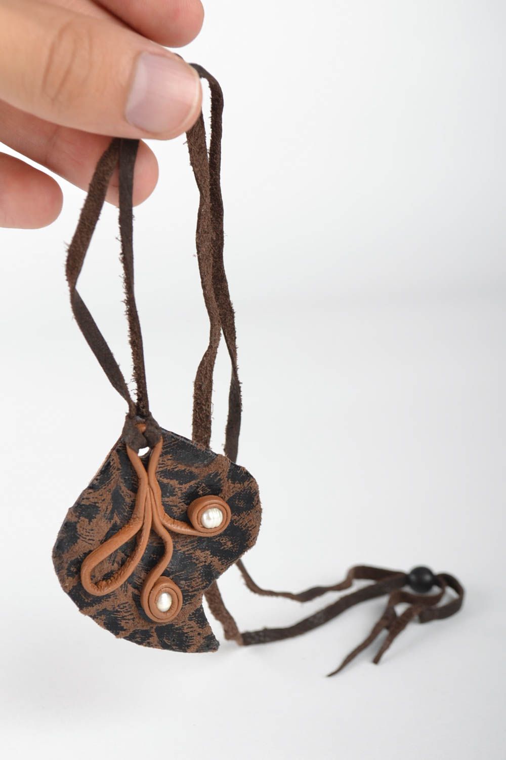 Pendentif en cuir naturel Bijou fait main brun avec perles Accessoire femme photo 5