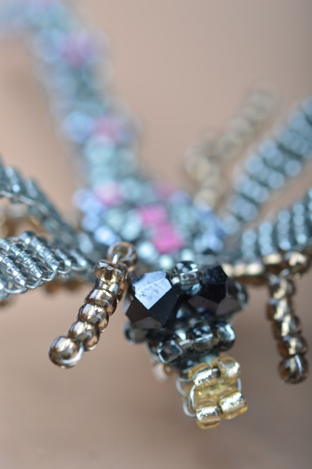 Бисерная брошь в виде стрекозы серая объемная украшение из бисера ручной работы фото 4