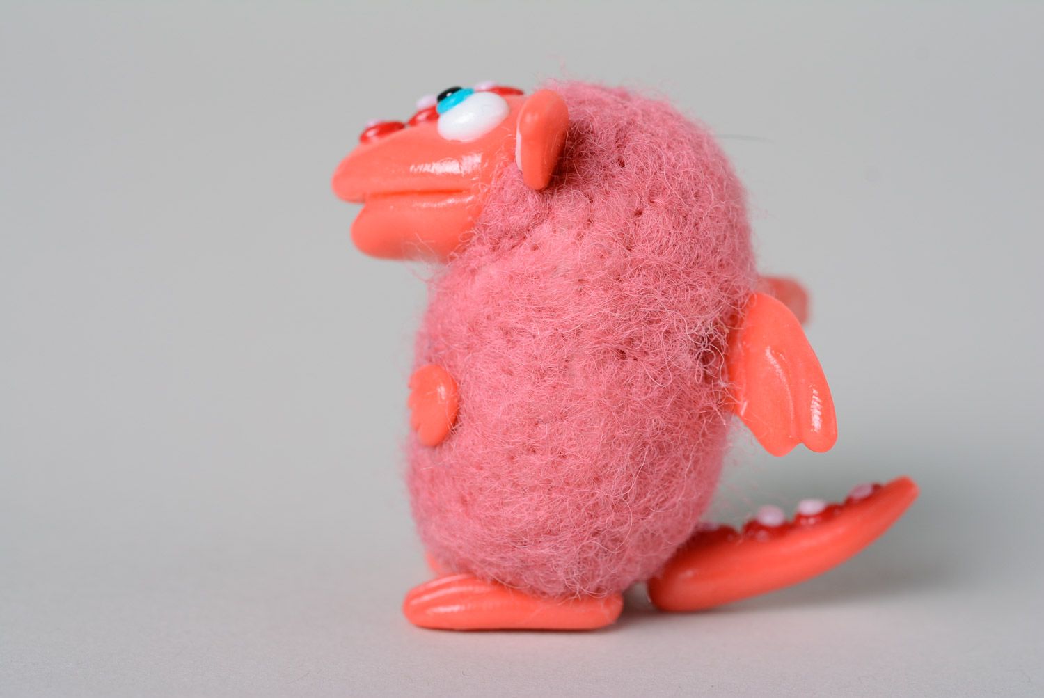 Handmade Spielzeug Drache in Rosa aus Wolle gewalkt und Polymerton klein drollig foto 4