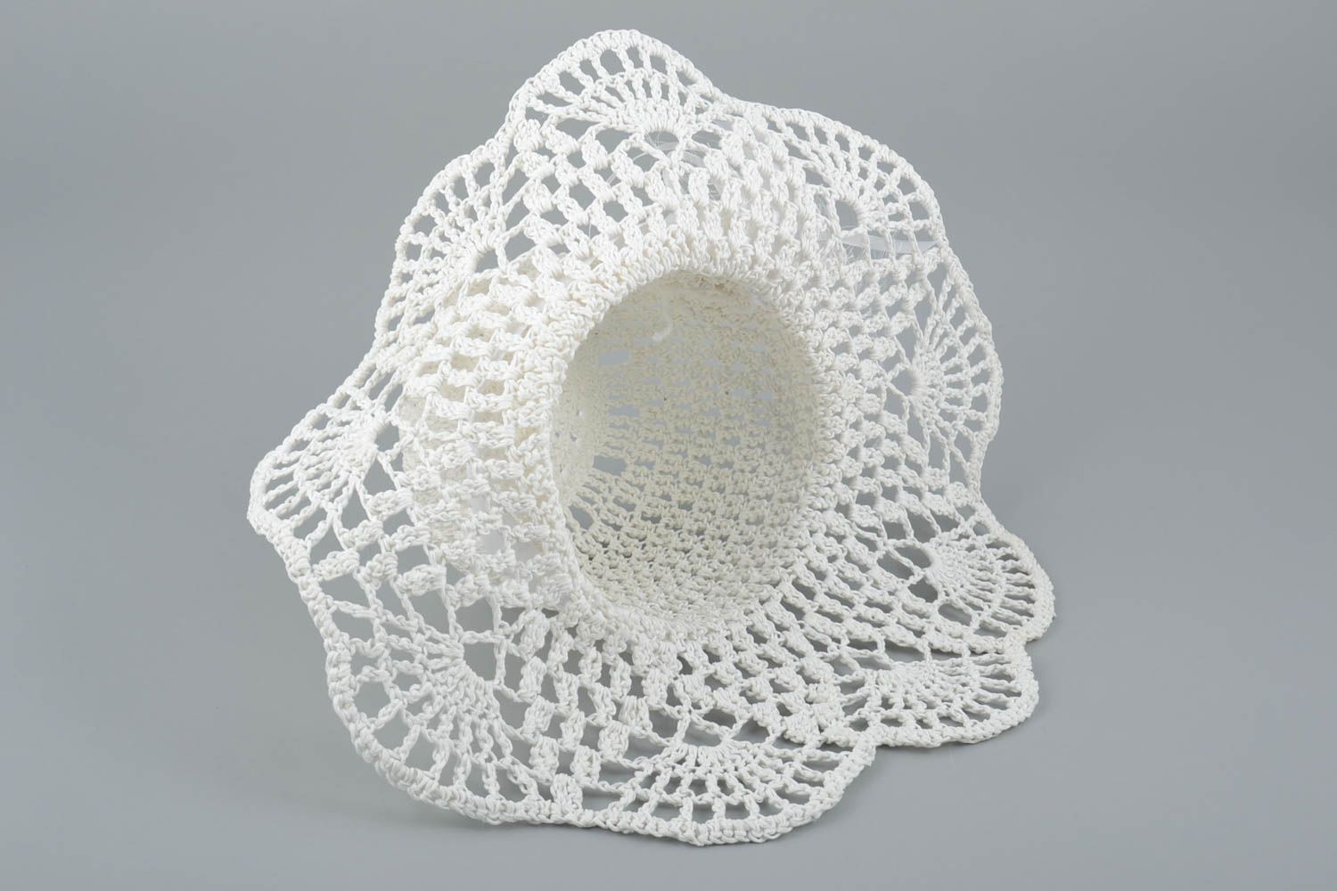 Chapeau d'été ajouré blanc avec fleur fait main en fils cotonniers accessoire photo 5