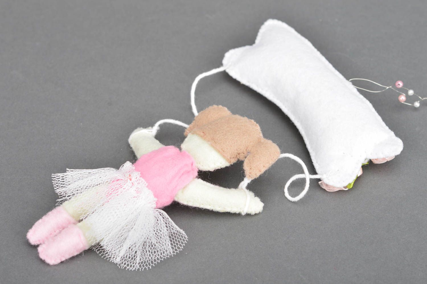 Baby Mobile fürs Bett handgemachtes Geschenk Puppe aus Filz Deko Anhänger   foto 5