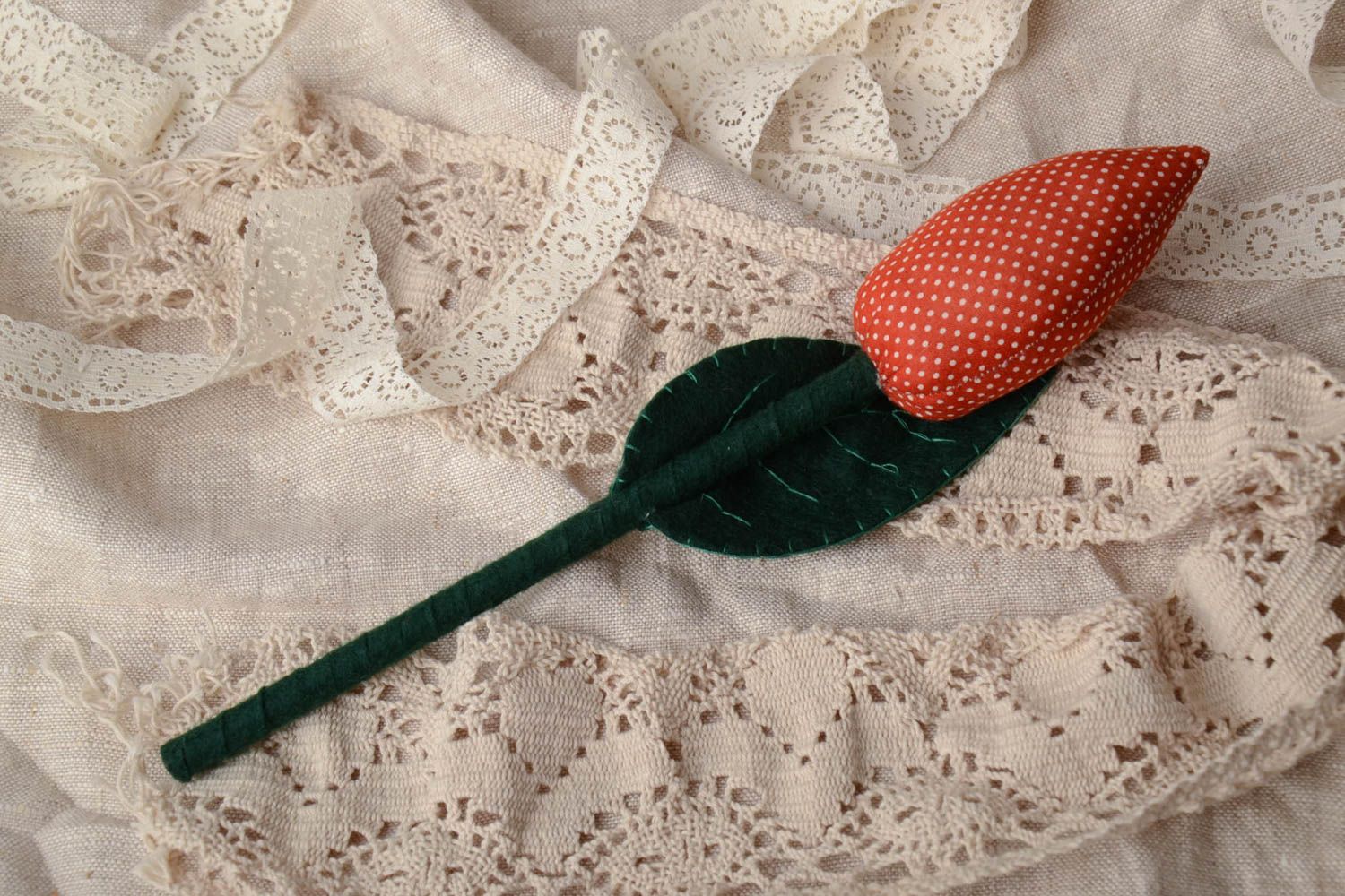 Künstlerische weiche Deko Tulpe aus Textil auf Holzbasis rot von Handarbeit  foto 1