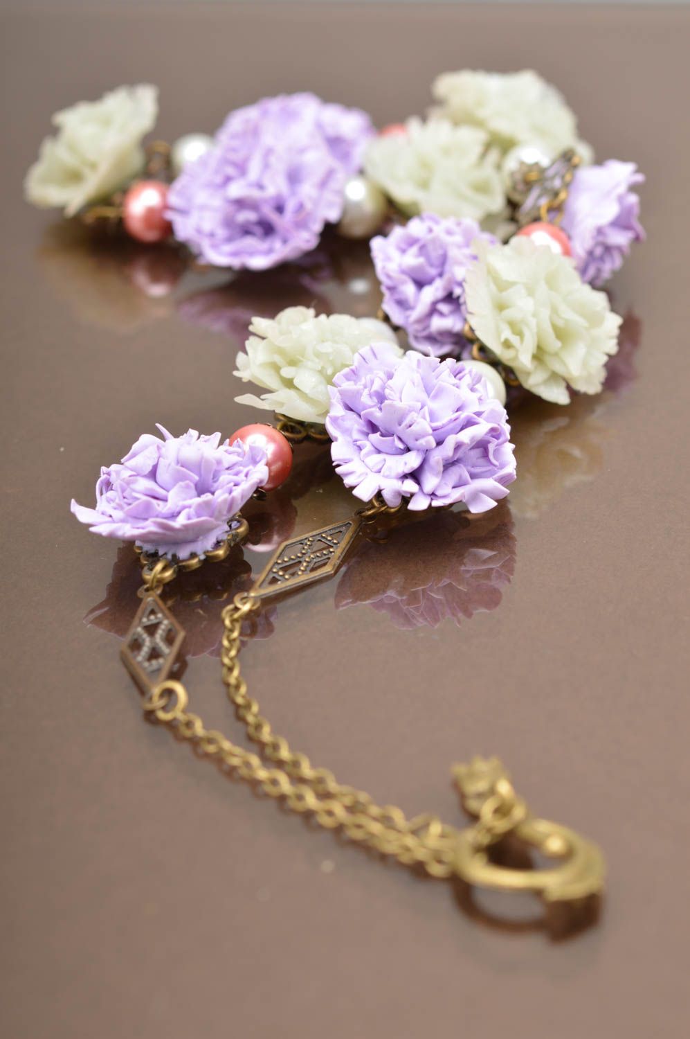 Collar artesanal original con flores de arcilla polimérica con cuentas Acianos foto 5