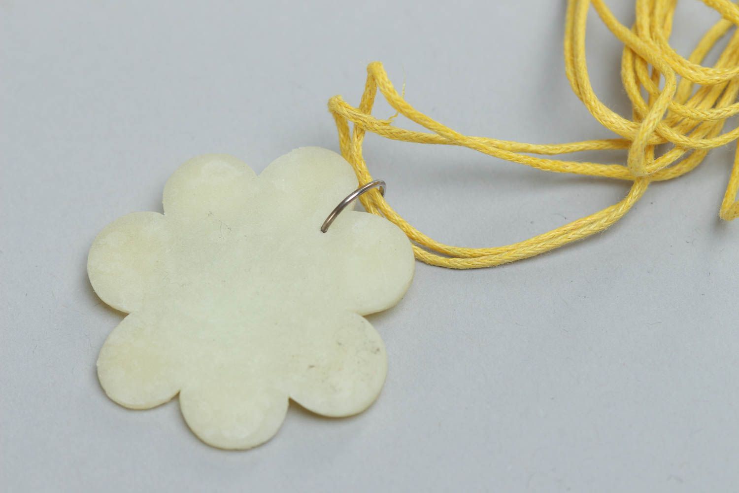 Colgante artesanal con forma de flor de arcilla polimérica en cordón foto 4