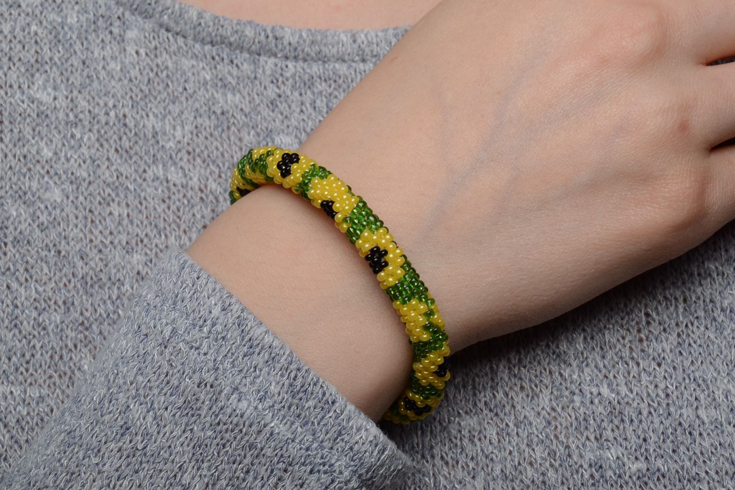 Joli bracelet crocheté de perles de rocaille original vert jaune fait main photo 1