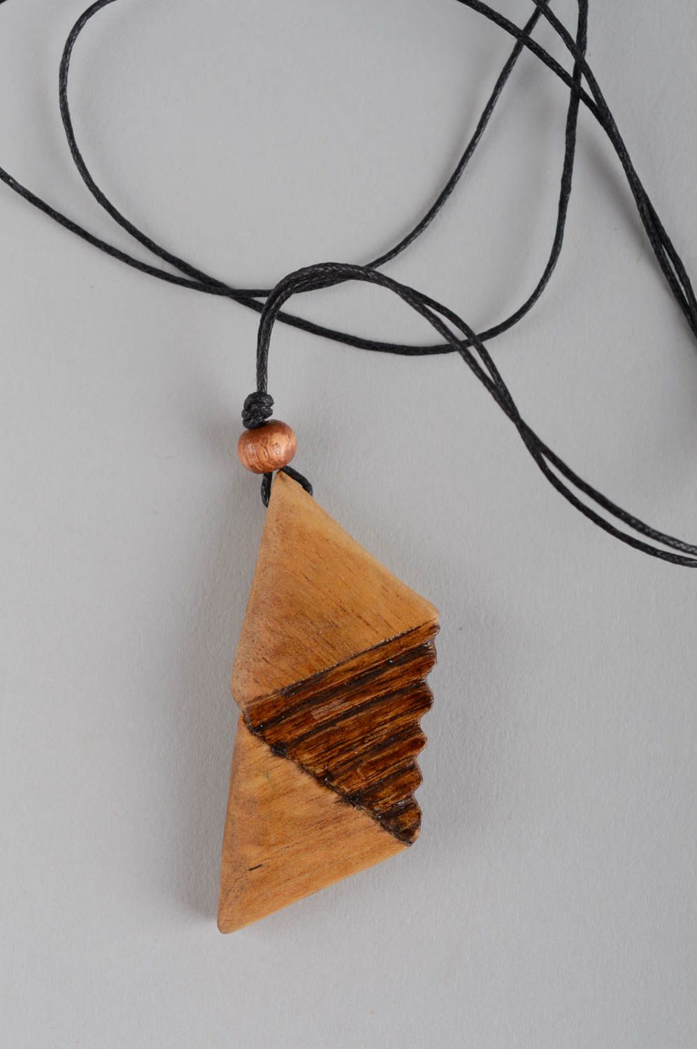 Colgante de madera hecho a mano accesorio de moda bisutería fina triángulos foto 7