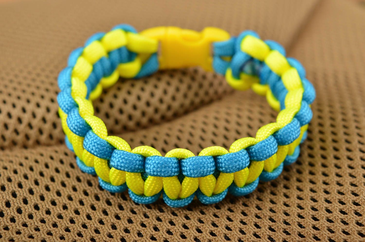 Bracelet en paracorde fait main Bracelet de survie bleu-jaune Accessoire femme photo 1