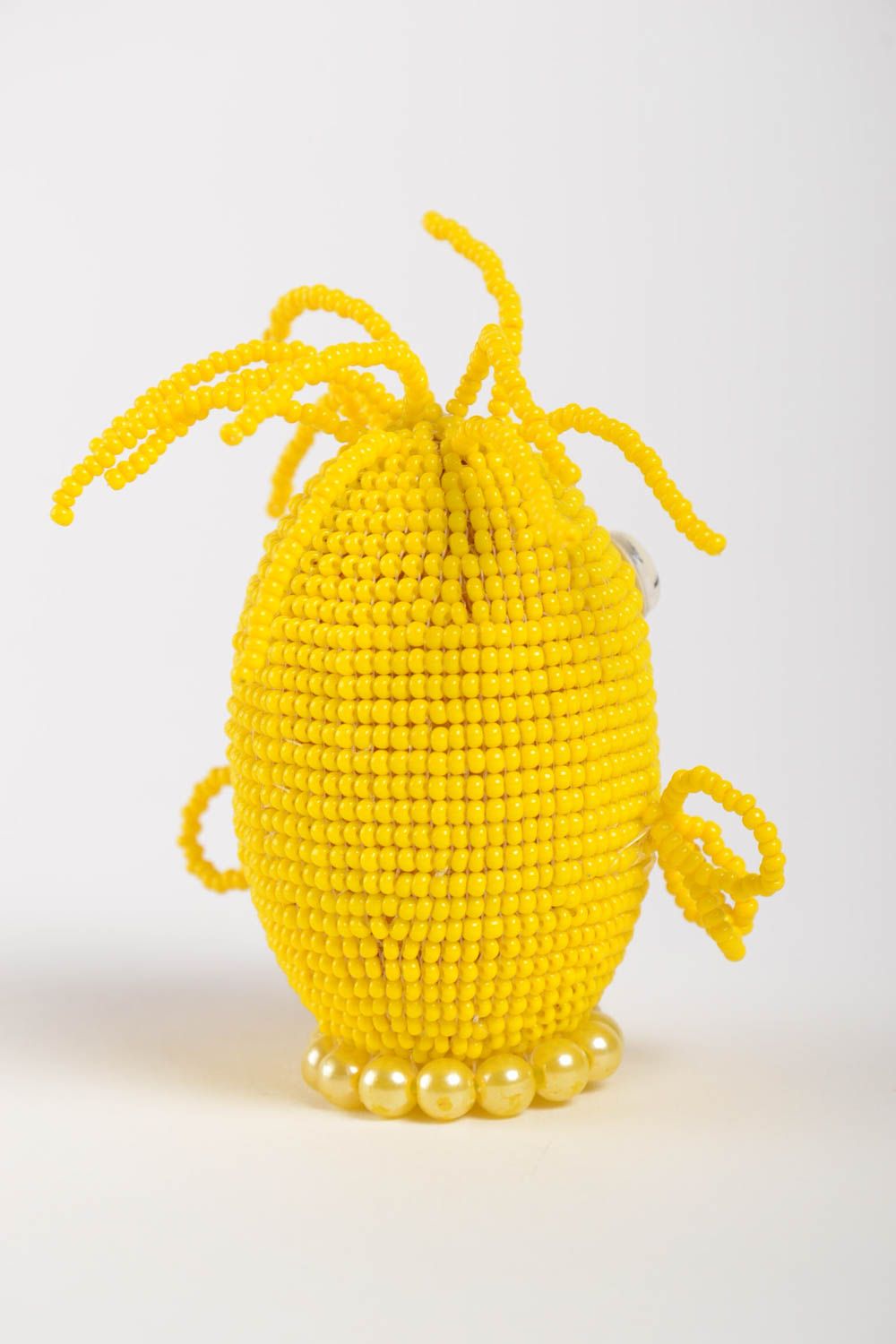 Декоративное яйцо из бисера в виде цыпленка желтое яркое небольшое ручной работы фото 3