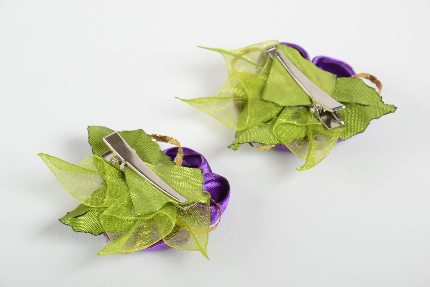 Заколки для волос в виде цветков ручной работы из лент набор из двух изделий фото 3