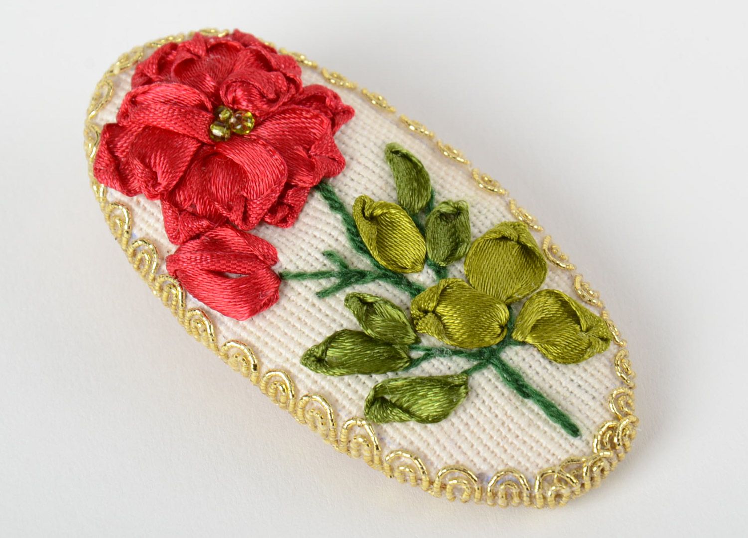 Handgemachte ovale Brosche mit Stickerei Blumen aus Atlasbändern Rosen Geschenk foto 2