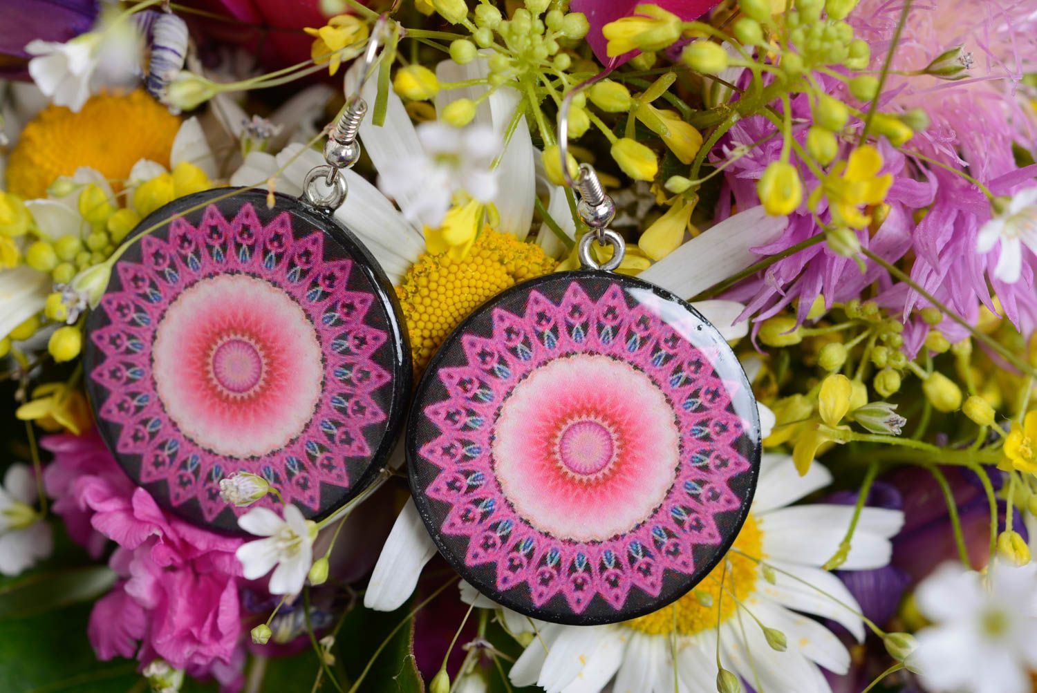 Bunte runde Ohrringe aus Polymer Ton handmade mit Ohrhaken schwarz rosa für Dame foto 1