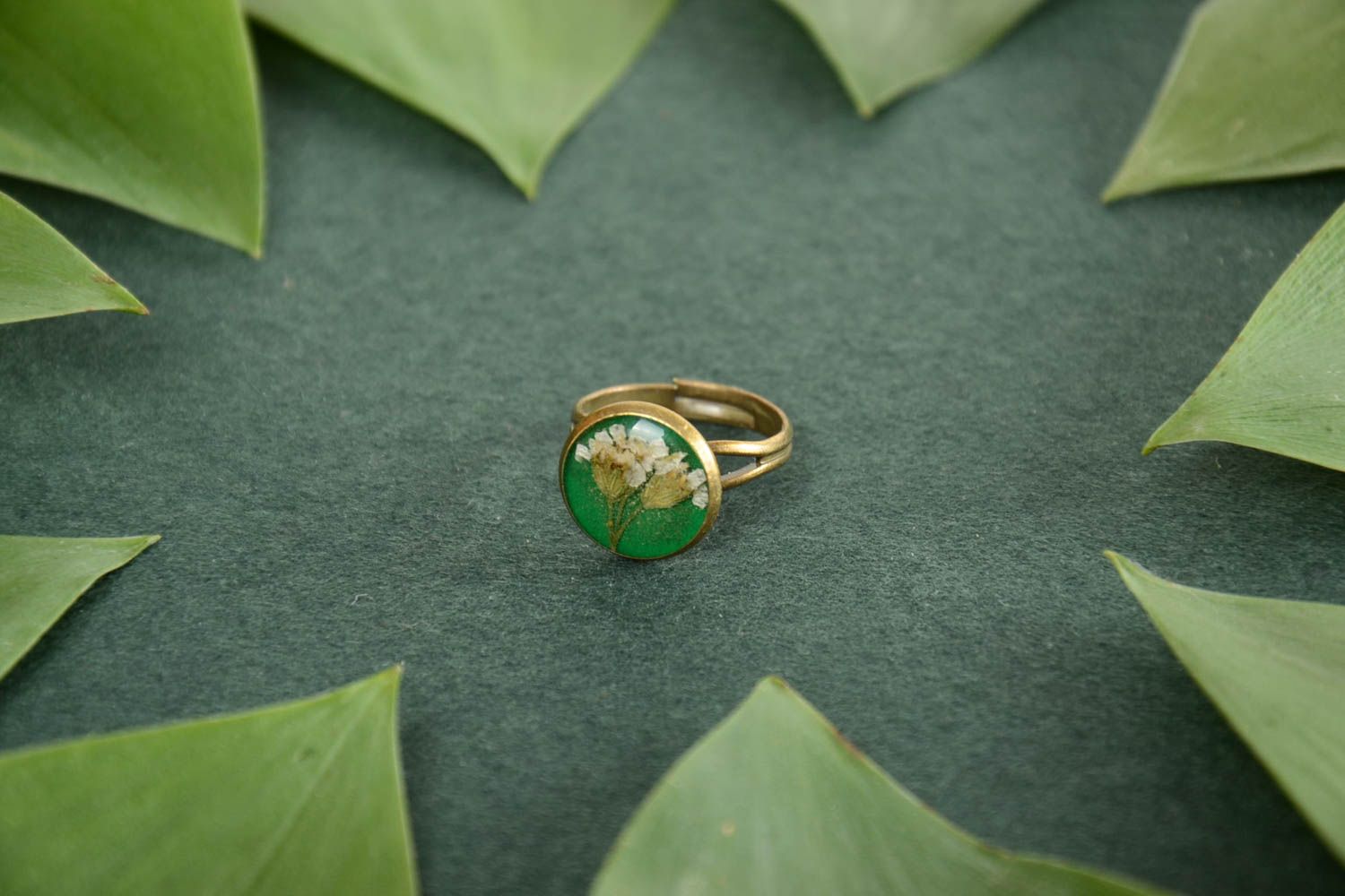 Grüner Ring mit echten Blumen im Epoxidharz stilvoll schön handmade für Damen foto 1