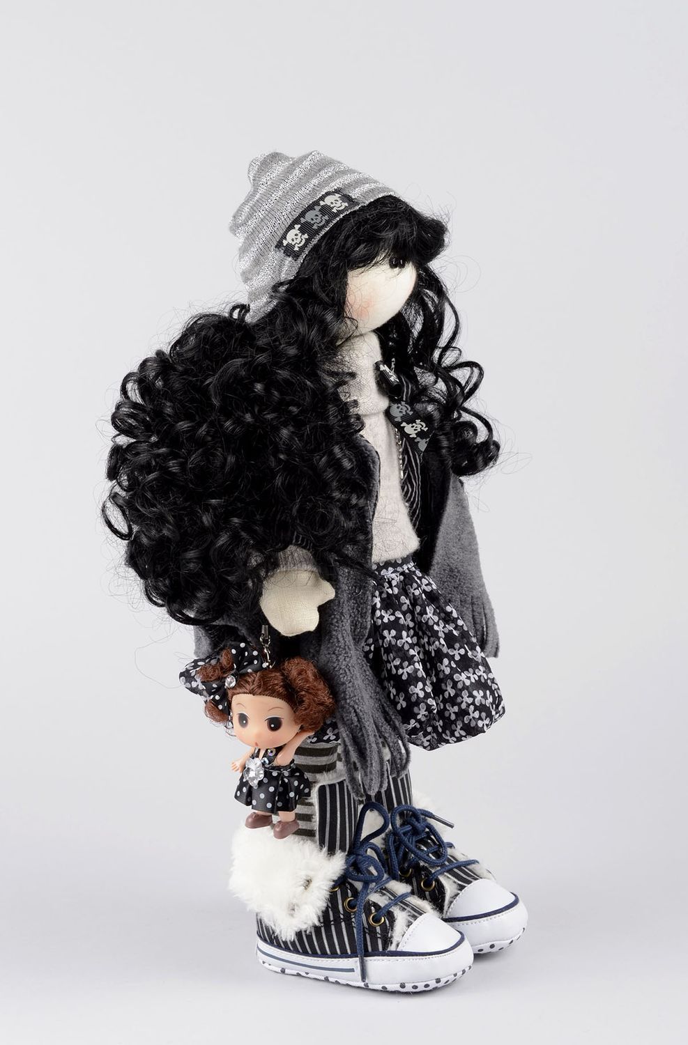 Handmade Designer Puppe Stoff Spielzeug schöne Puppe im schwarzen Kostüm  foto 2