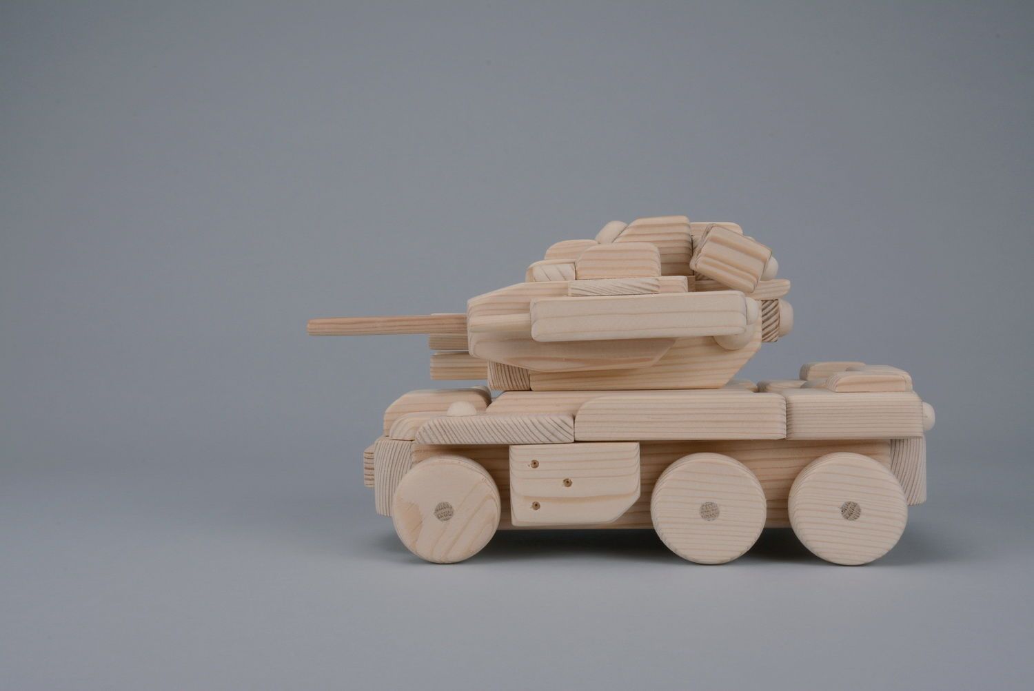 Spielzeug aus Holz Panzer foto 2
