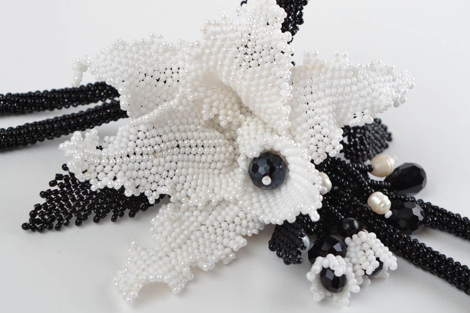 Collier avec grosse fleur en perles de rocaille tchèques noir et blanc fait main photo 4