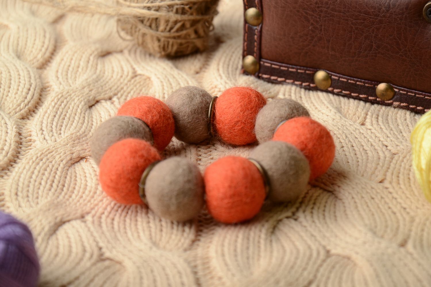 Bracelet fait main de perles en laine photo 1