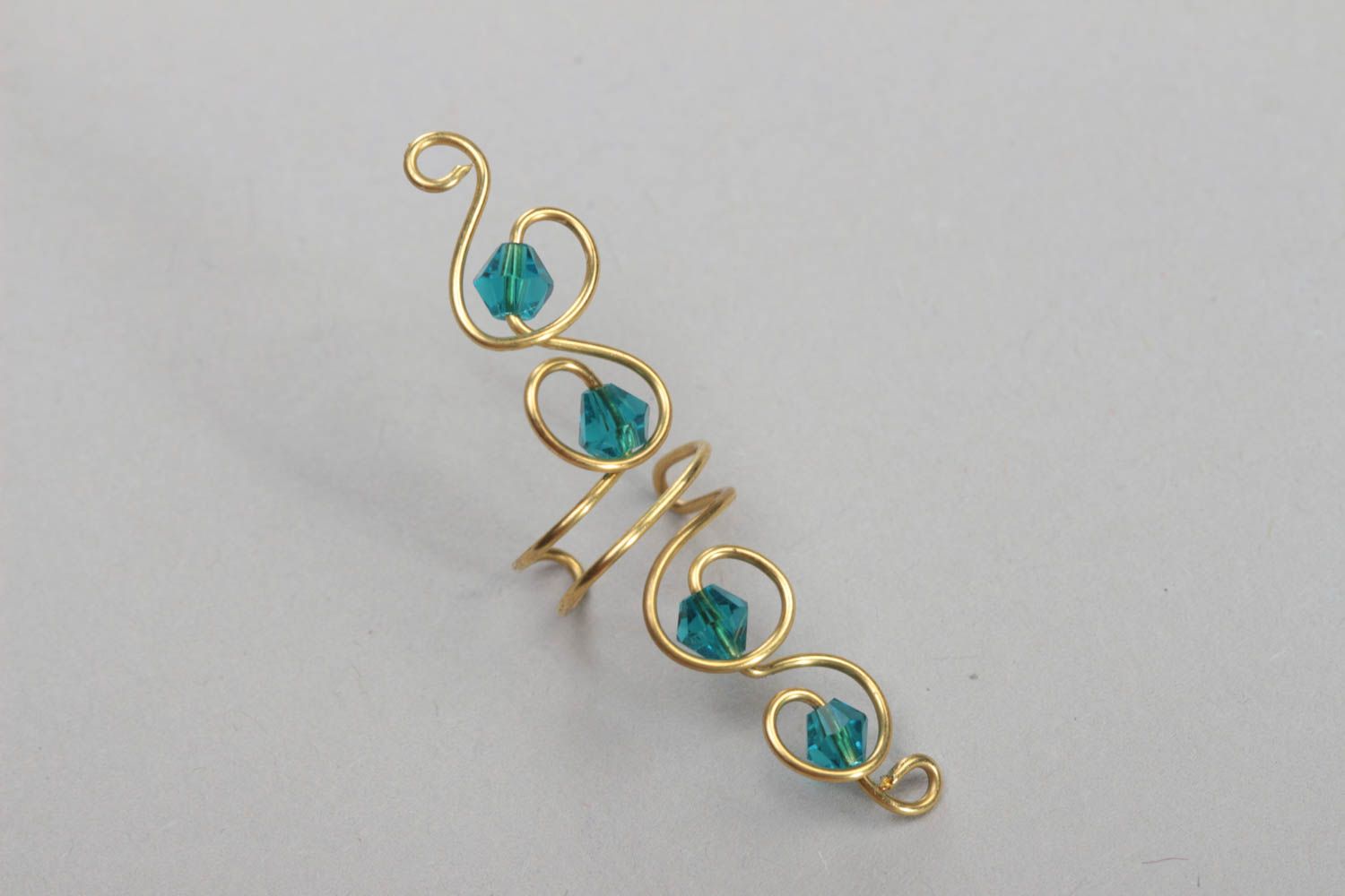 Boucle d'oreille ear cuff en métal avec perles de cristal bleues faite main photo 2