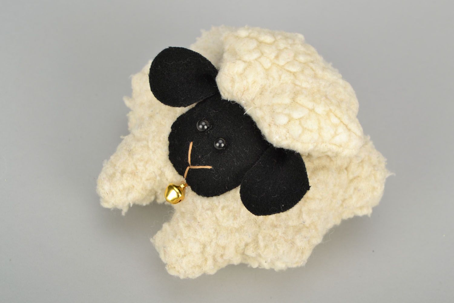 Brinquedo macio artesanal Pequena ovelha foto 3