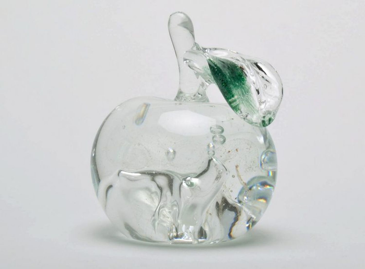 Estatueta decorativa maçã de vidro sem soprado foto 1