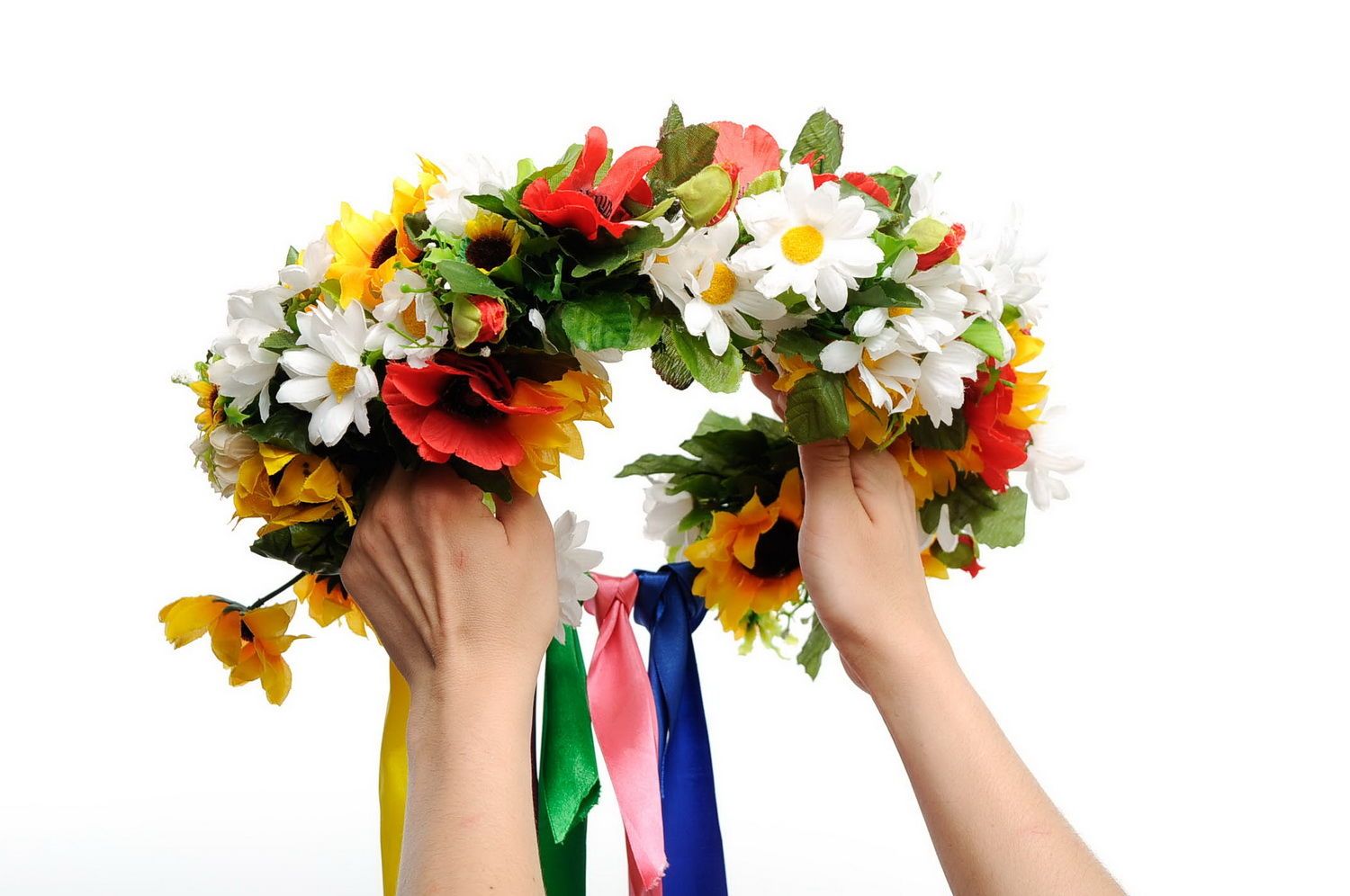 Coroa de flores com flores ornamentais e fitas de cetim foto 3