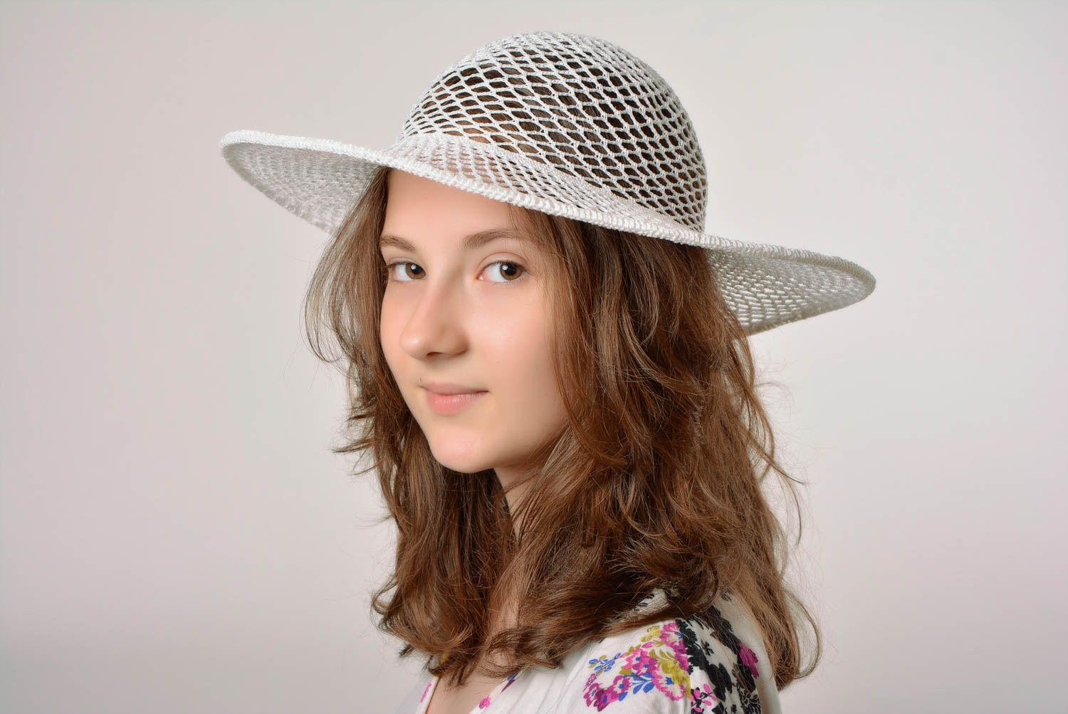Sombrero de sol de mujer hecho a mano tejido a dos agujas de viscosa blanco foto 3