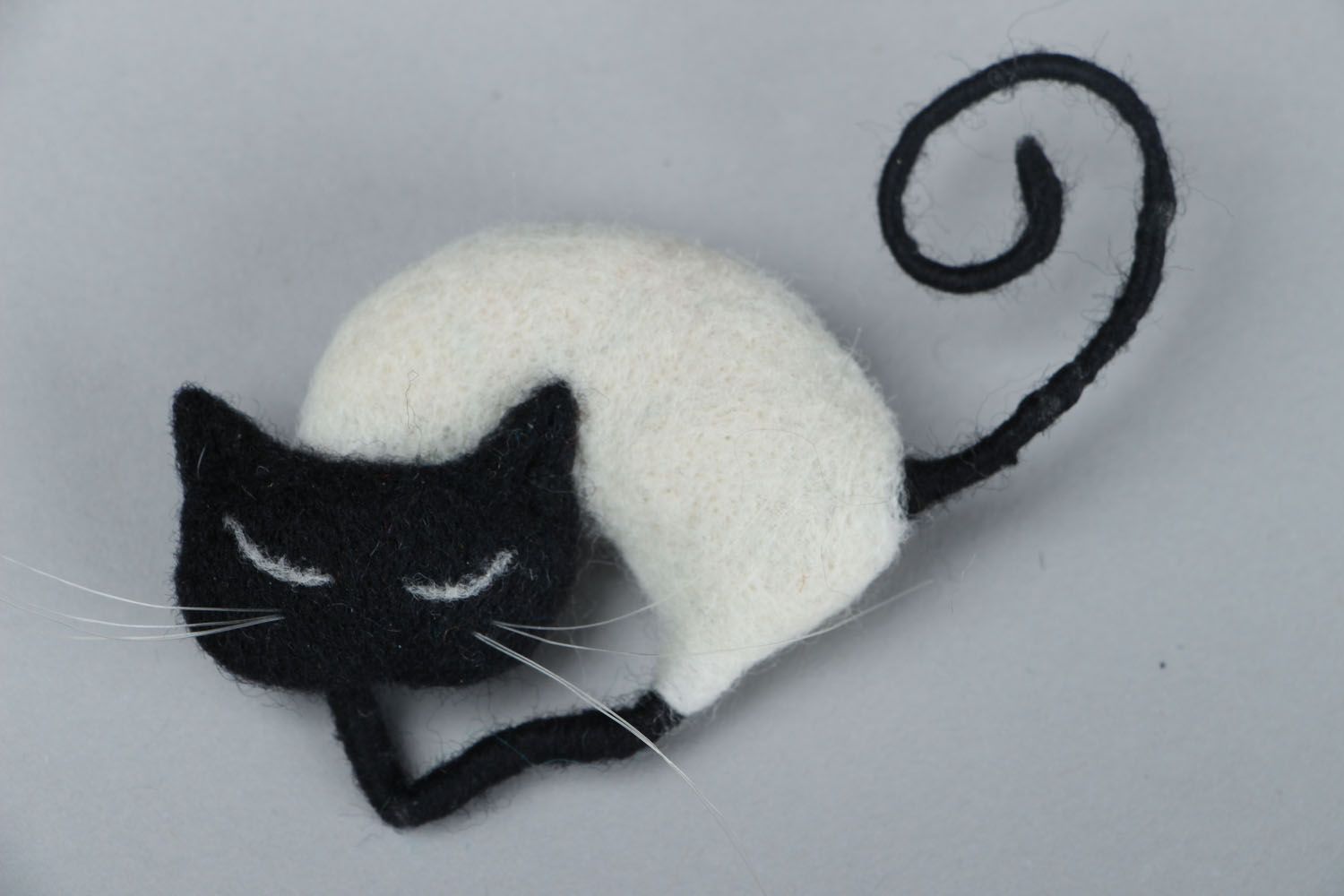 Felted wool brooch Siamese Cat photo 1