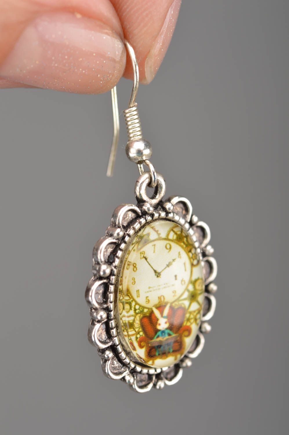 Pendientes metálicos artesanales originales de estilo vintage Conejo con reloj foto 2