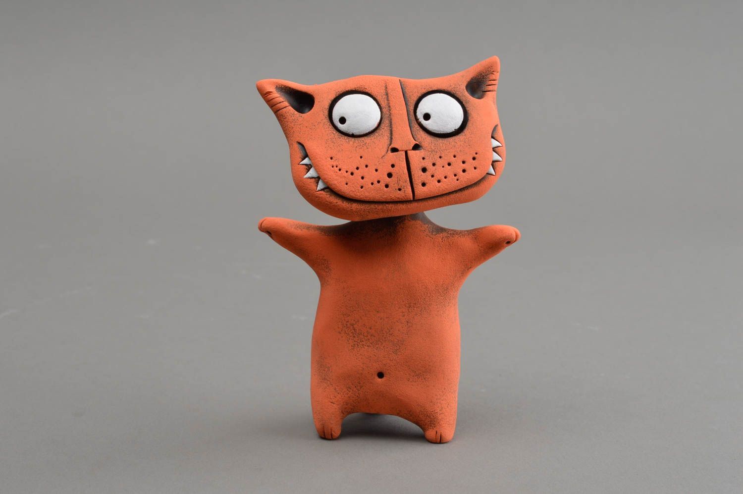 Оранжевая глиняная статуэтка ручной работы в виде кота расписанная красками фото 2