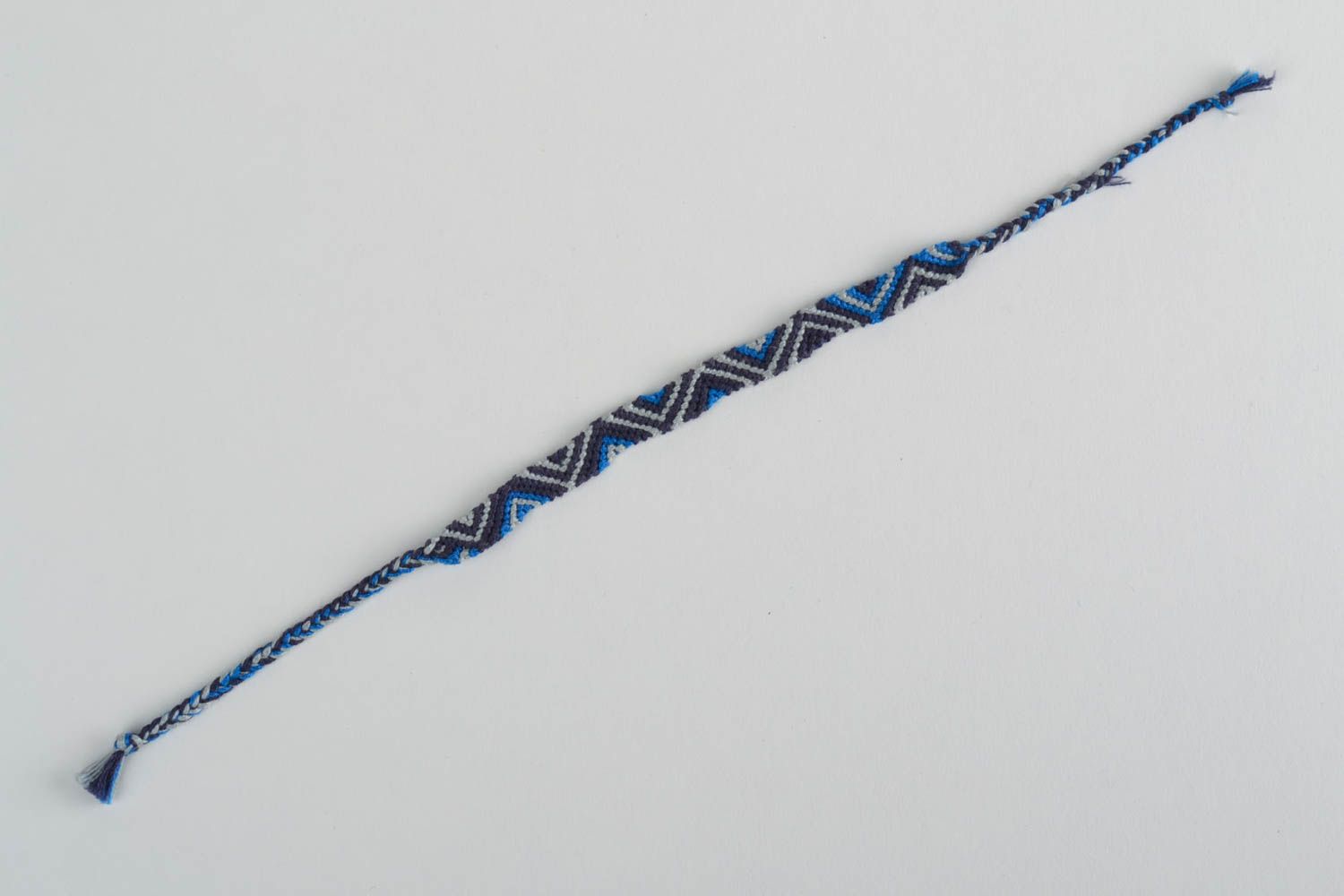 Наручный браслет фенечка из ниток в технике макраме ручной работы синий с голубым фото 5