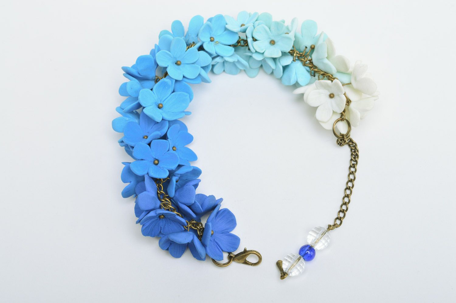 Bracelet fait main sur chaîne en pâte polymère bleu-bleu ciel avec fleurs photo 2