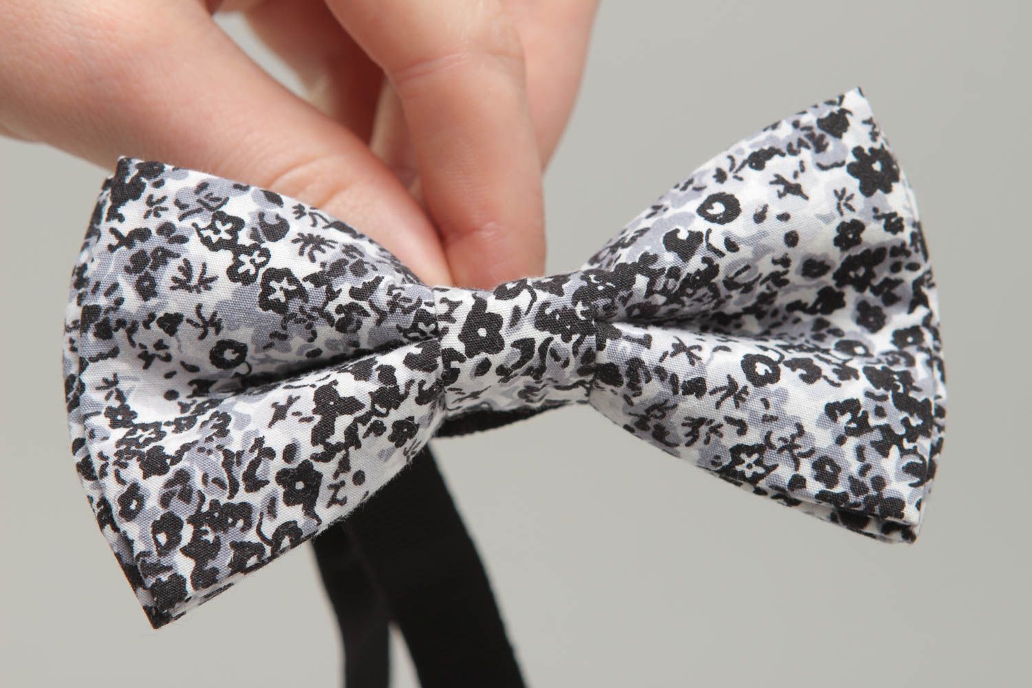 Cotton fabric bow tie with black and white flower print photo 4