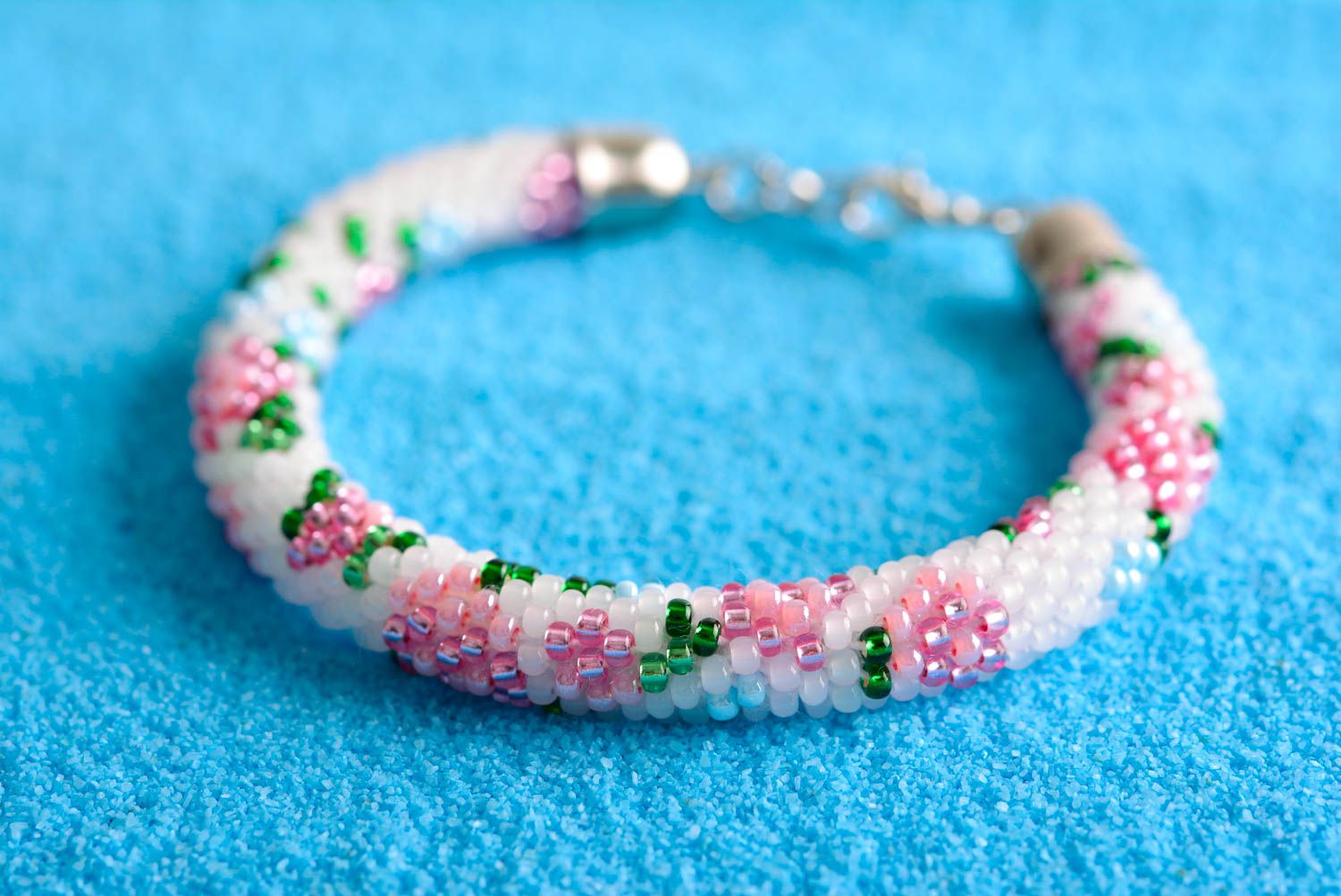 Bracelet perles rocaille Bijou fait main avec fleurs roses Accessoire femme photo 1