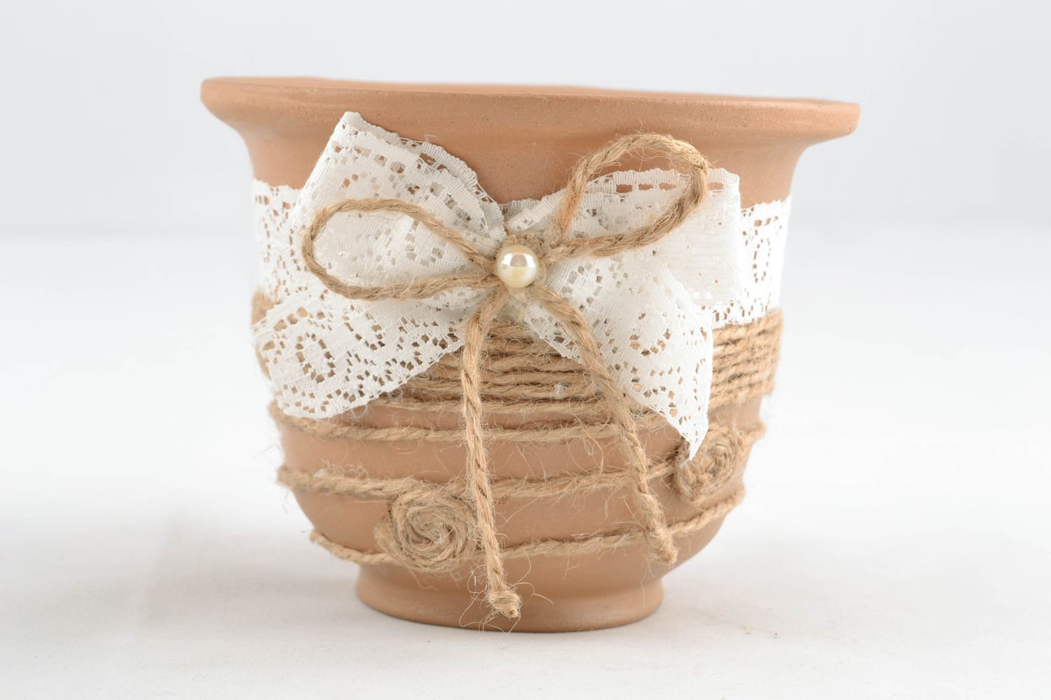 Pot en argile rouge fait main original pour fleurs avec dentelle et ficelle photo 2