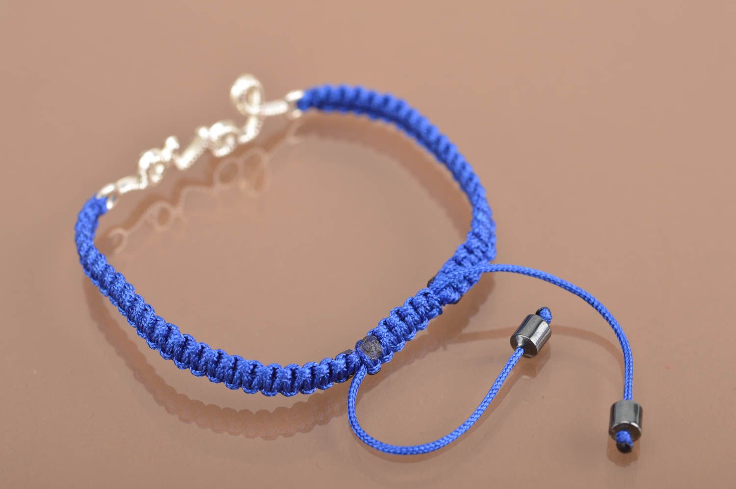 Плетеный браслет на руку из шелка с вставкой Love синий тонкий ручной работы фото 5