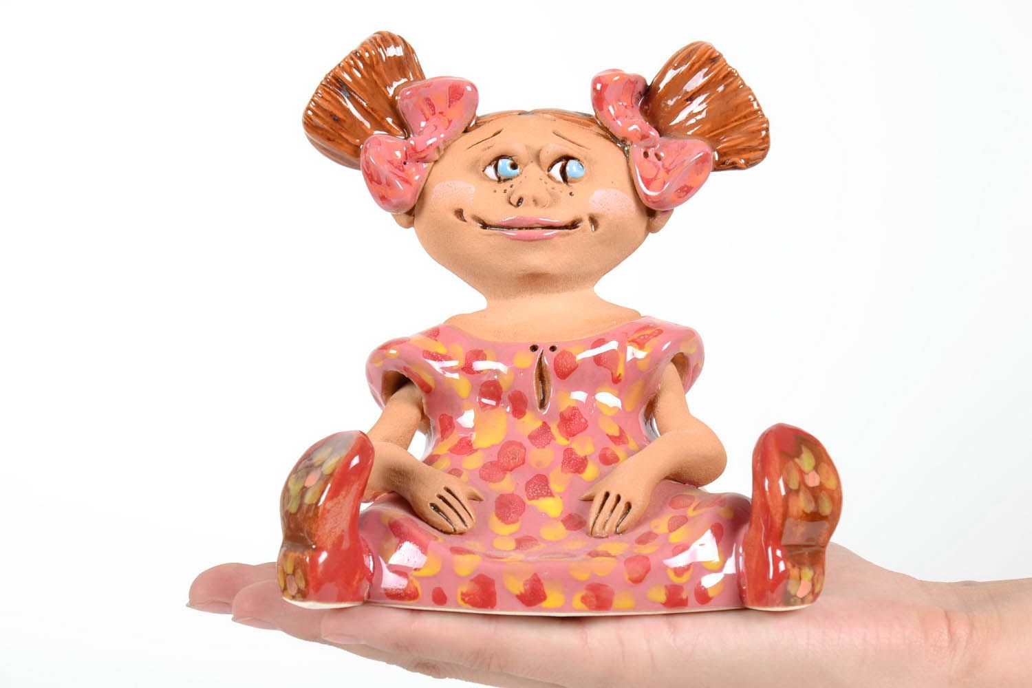 Estatueta de cerâmica Menina em roupas cor de rosa foto 5