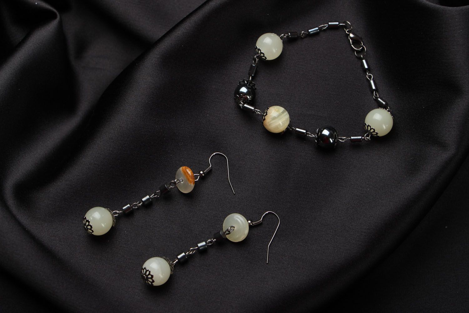 Set of jewelry with natural stones photo 1