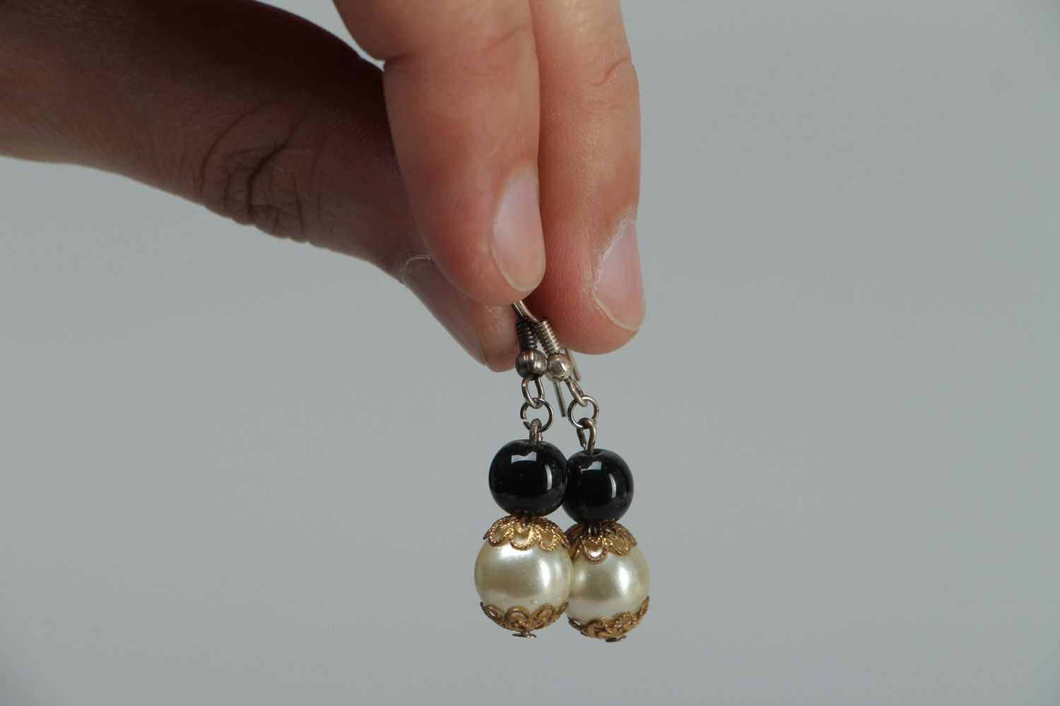 Boucles d'oreilles en métal avec perles fantaisies faites main  photo 3