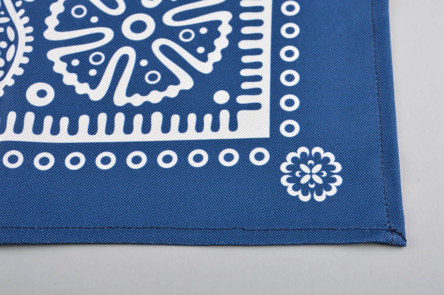 Mantel artesanal azul con dibujo blanco elemento decorativo utensilio de cocina foto 3