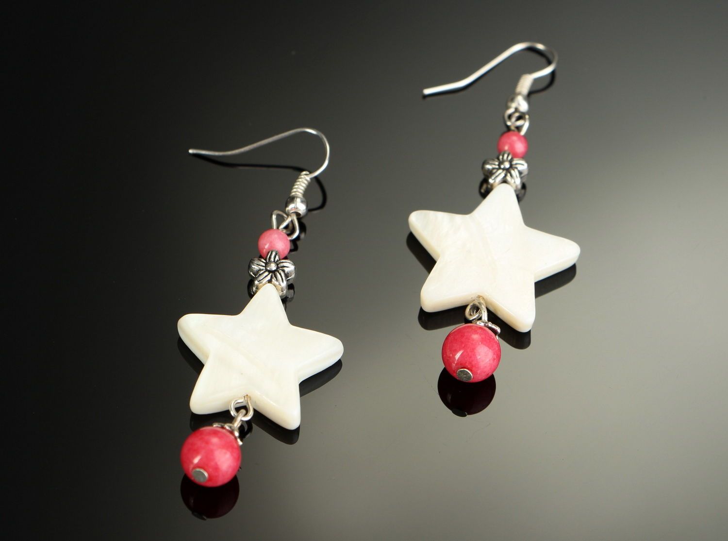 Long earrings made of pearl with coral photo 1