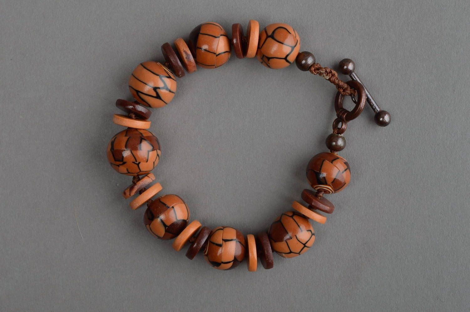 Женский наручный браслет из полимерной глины коричневого цвета фурнитура металл фото 2