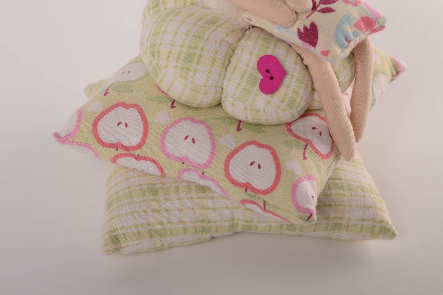 Schönes Plüsch Schaf auf Kissen handmade Stoff Kuscheltier Geschenk für Kinder  foto 5