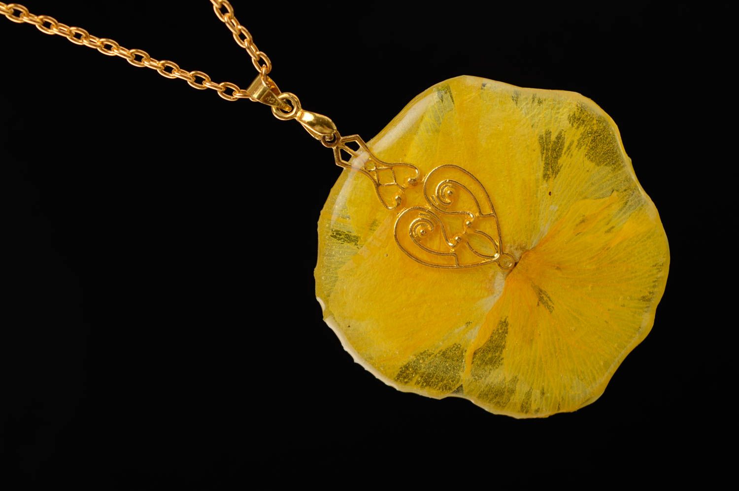 Pendentif fleur en résine époxyde Pensée tricolore fait main jaune de créateur photo 2