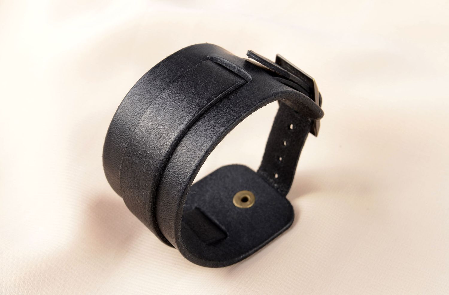 Bracelet large en cuir naturel Bijou fait main noir design Accessoire femme photo 5