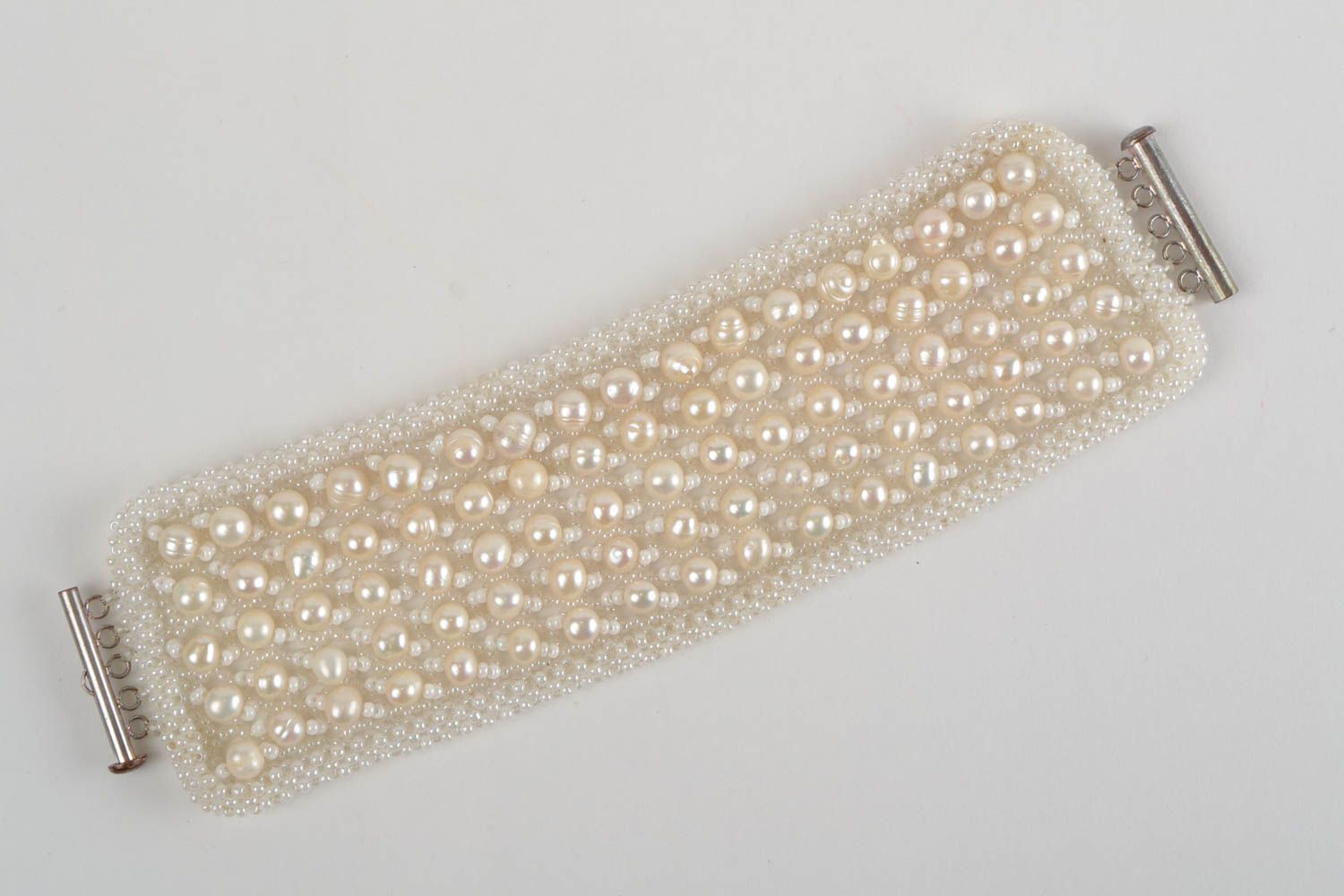 Zartes weißes Armband aus Perlen und Glasperlen handmade Schmuck für Frauen foto 3