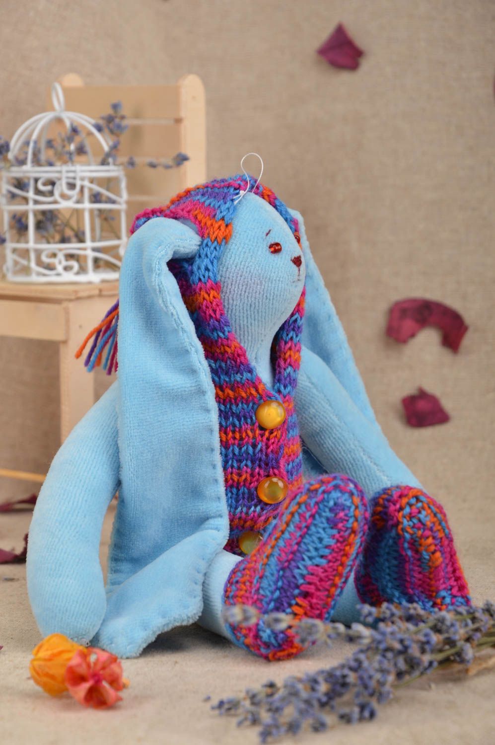 Peluche lièvre bleu en vêtement tricoté originale belle faite main pour enfant photo 1