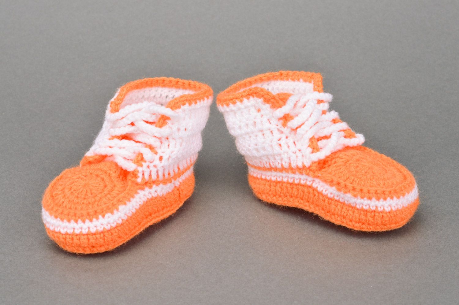 Chaussons de bébé tricotés manuellement d'acryl avec crochet baskets oranges  photo 2