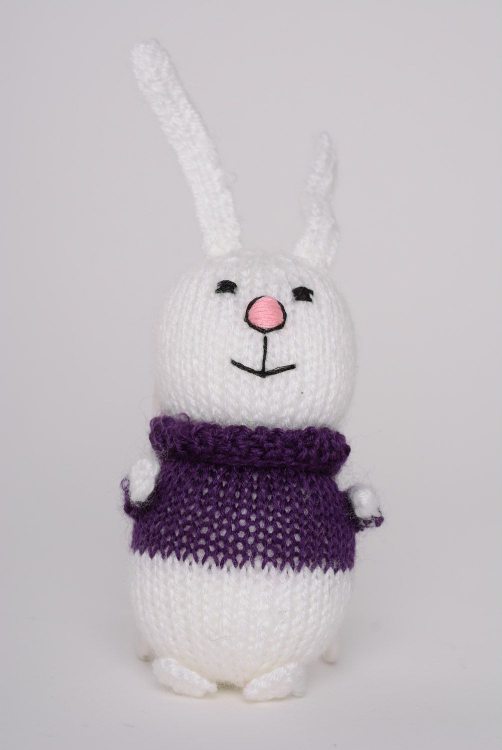 Juguete de peluche liebre blanca en suéter violeta artesanal sonriente foto 1